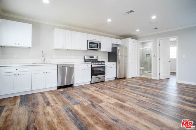 Building Photo - 1131 N Sierra Bonita Ave