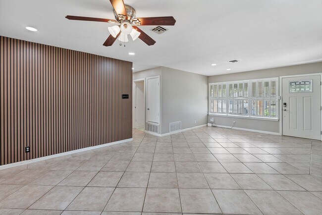 Building Photo - Charming 3 Bedroom Home