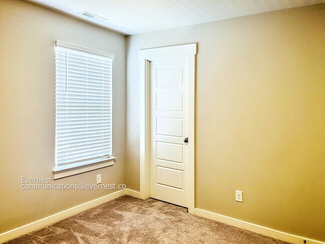 Building Photo - 806 Els Ct