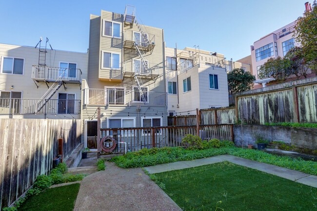 Building Photo - Spacious 3 Bed / 2 Bath Flat with garage parking in Outer Richmond. YouTube tour!