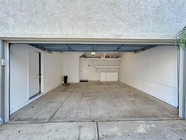 Building Photo - Beautiful 3BD/2.5BA W/ Attached Garage and In-Unit Laundry in Pacific Beach!