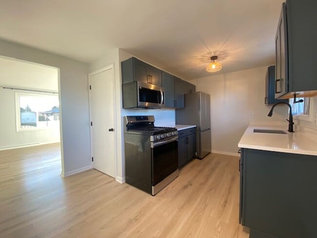 Building Photo - Welcome to this charming 3-bedroom, 1-bathroom home located in the heart of Springfield, OH+