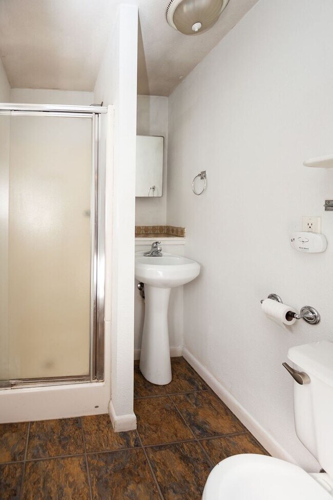 Building Photo - Charming 4 Bedroom, 1.75 Bath Brick Ranch Near Old Town!