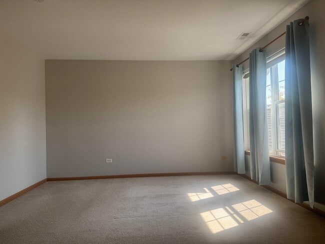 Building Photo - 572 Jennifer Cir