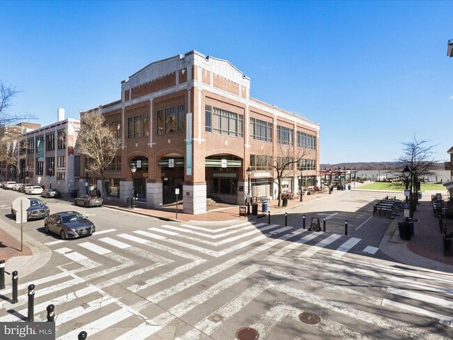 Building Photo - 811 Gibbon St