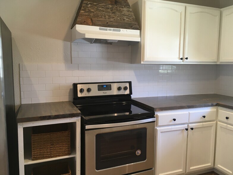 Stainless steel oven - 5131 Wildflower Dr
