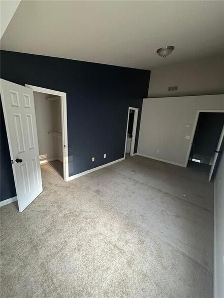Building Photo - 950 Redwood Dr
