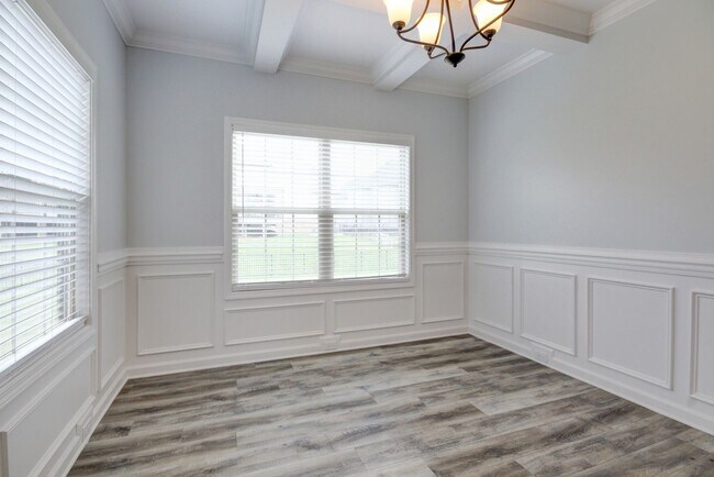 Building Photo - mega Huge wow. 4 bed 3 bath.