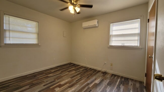 Building Photo - FOR LEASE - **MOVE IN SPECIAL** HALF OFF F...