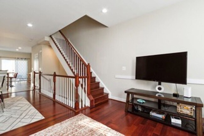 Building Photo - 213 Shamrock Dr