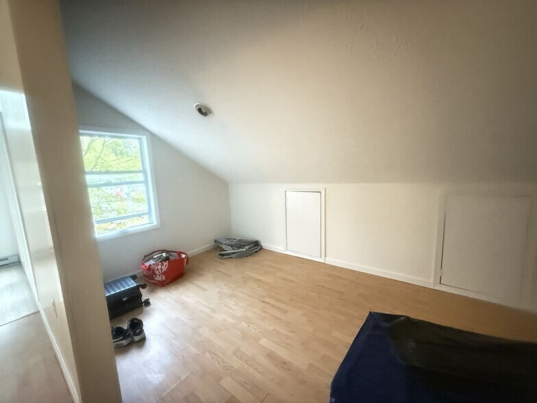 Building Photo - 1049 Alpine Dr