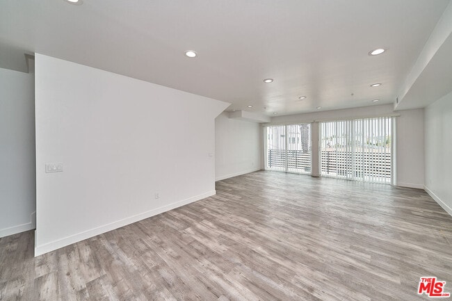 Building Photo - 605 1/2 W 41st Pl