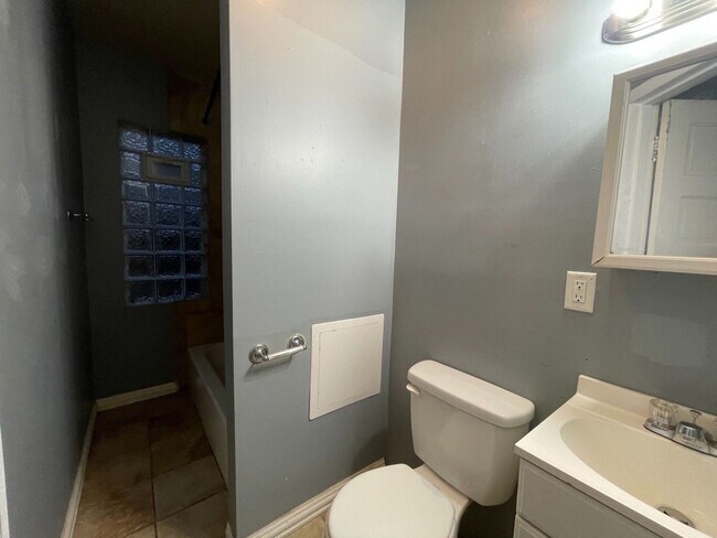 Interior Photo - 3368-3374 N Booth St 6 unit