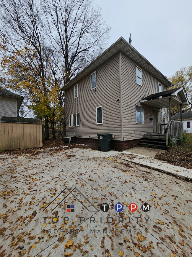 Primary Photo - 4 Bedroom | 1 Bathroom Single-Family Home ...