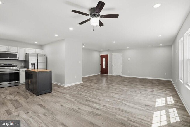 Building Photo - 283 Shorewood Dr