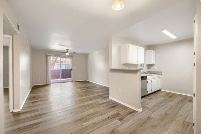 Building Photo - Beautiful 1 Bedroom in Gated Community with a Pool!