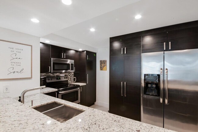 Building Photo - 1147 Hillsboro Mile