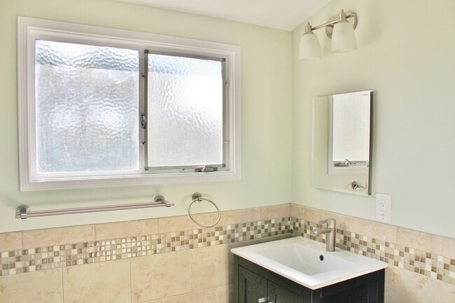 Building Photo - 3170 Strathmore Dr