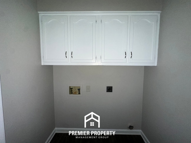 Building Photo - 6235 Shade Tree Dr