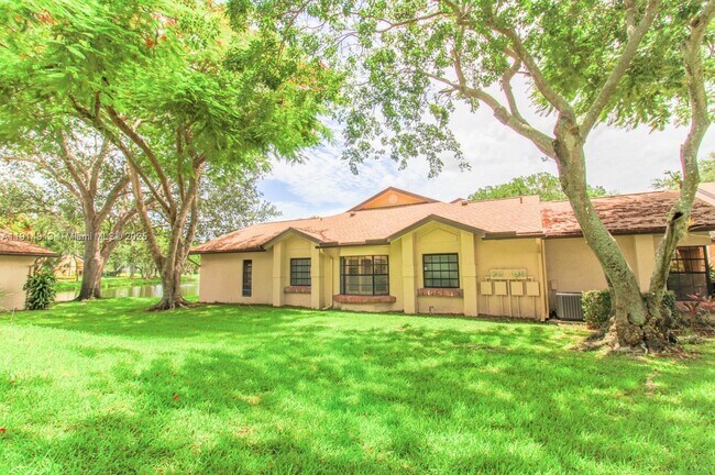 Building Photo - 5289 Fairway Woods Dr