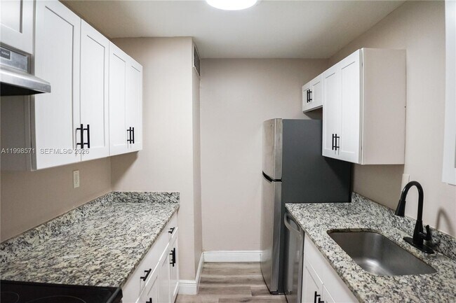 Building Photo - 4280 Woodside Dr