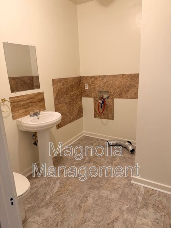 Building Photo - 250 Davis St