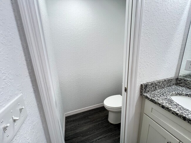 Building Photo - Beautiful 3 Bedroom, 2 Bathroom Home in Oc...