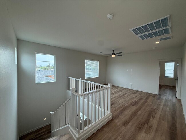 Building Photo - 624 N Vine St