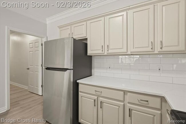 Building Photo - 5685 Twin Oaks Dr