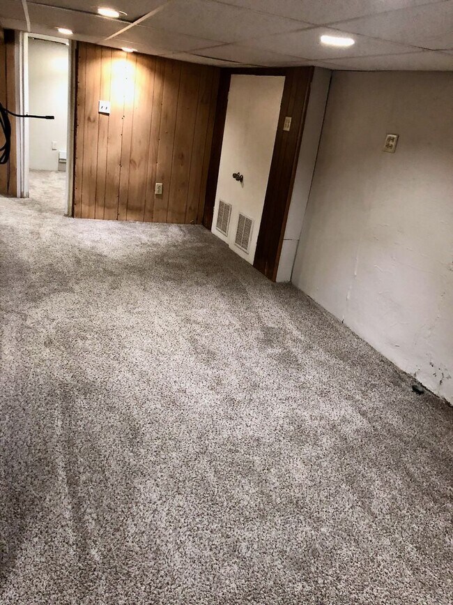 Building Photo - *** Spacious Oakland Apartment * Pet Friendly * Walk to Pitt & CMU * Close to Everything * Renova...