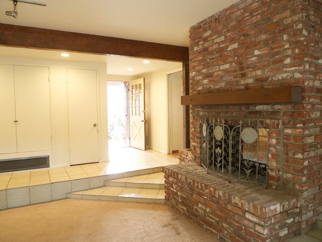 Building Photo - 2290 Canonita Dr