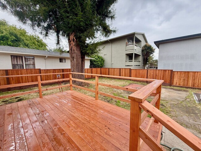 Building Photo - Updated El Cerrito Home with New Kitchen Appliances, Private Deck & Great Walkability