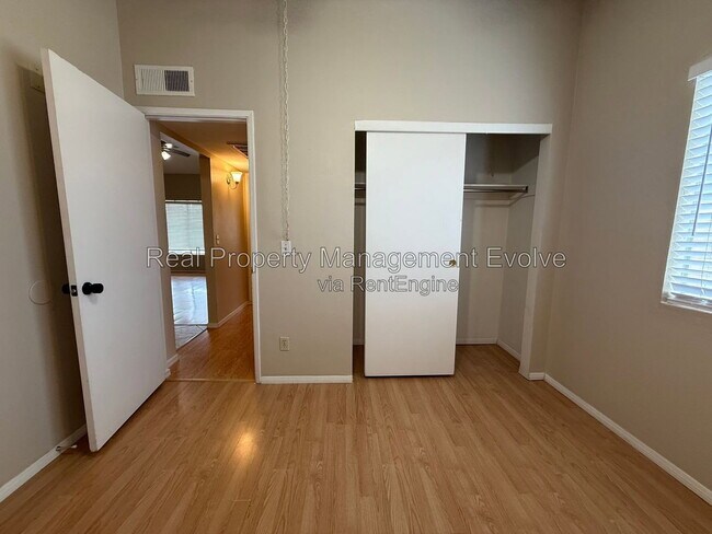 Building Photo - 513 E Wickieup Ln