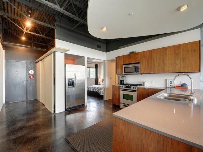 Building Photo - 601 Brushy St
