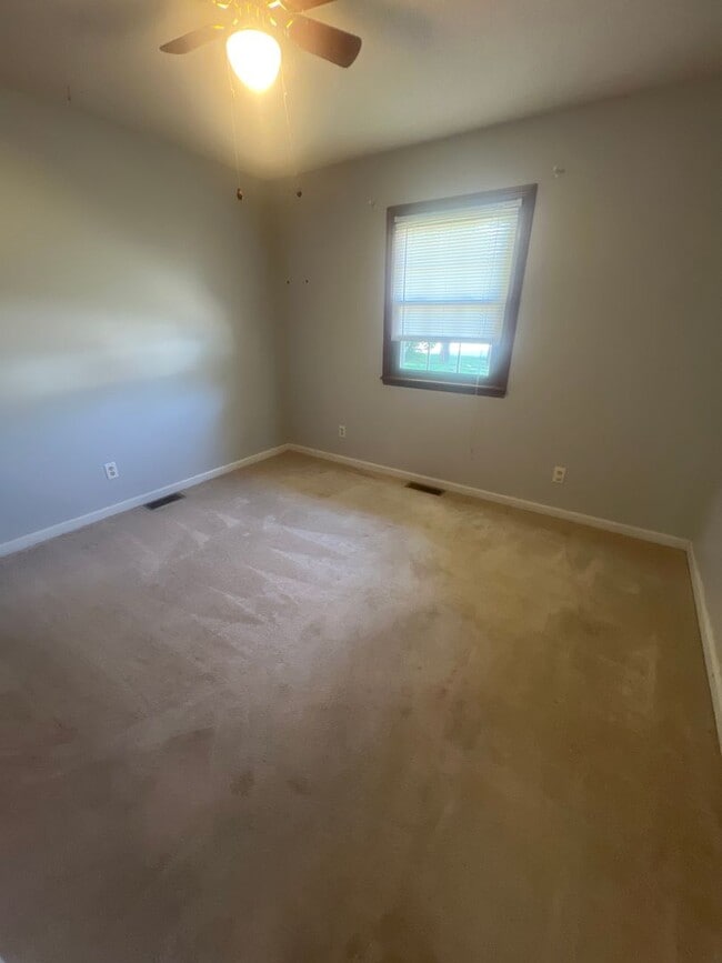 Building Photo - MOVE IN READY!!