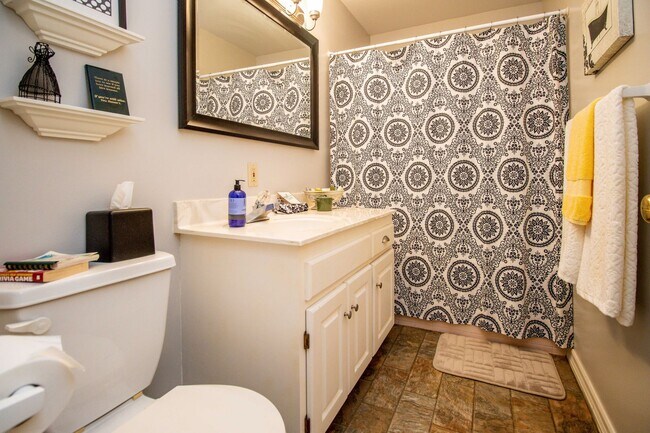 Building Photo - 3 bed, 2.5 bath Duplex