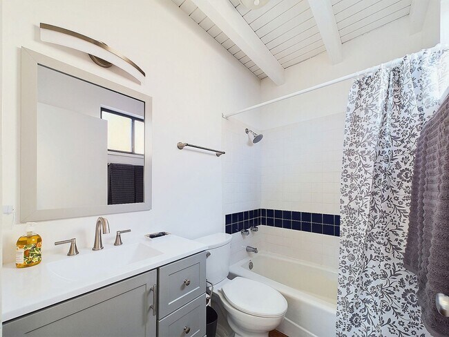 Building Photo - Beautiful Condo Available Now!
