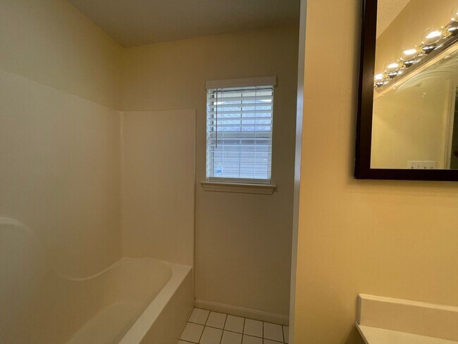 Building Photo - Beautiful 3BR Home in Summer Crossing