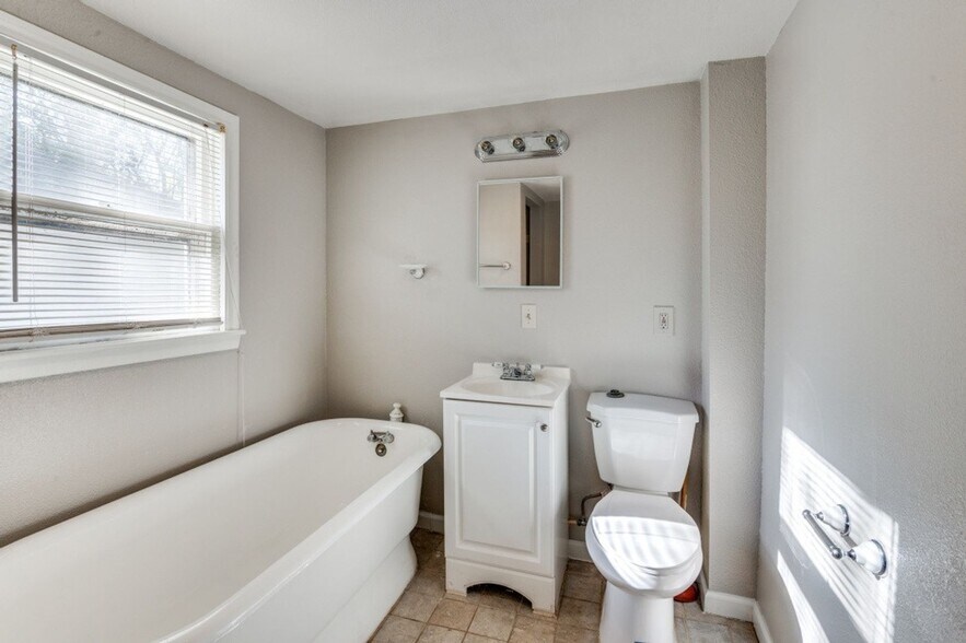 Building Photo - 2414 Park Row Ave