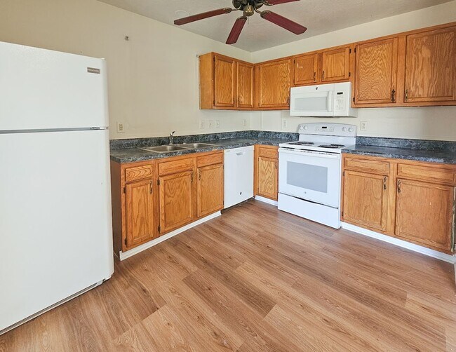 Building Photo - Knoxville 37921 - 3 bedroom, 2 bath Duplex - Contact Ryan Fogarty 865-333-4840