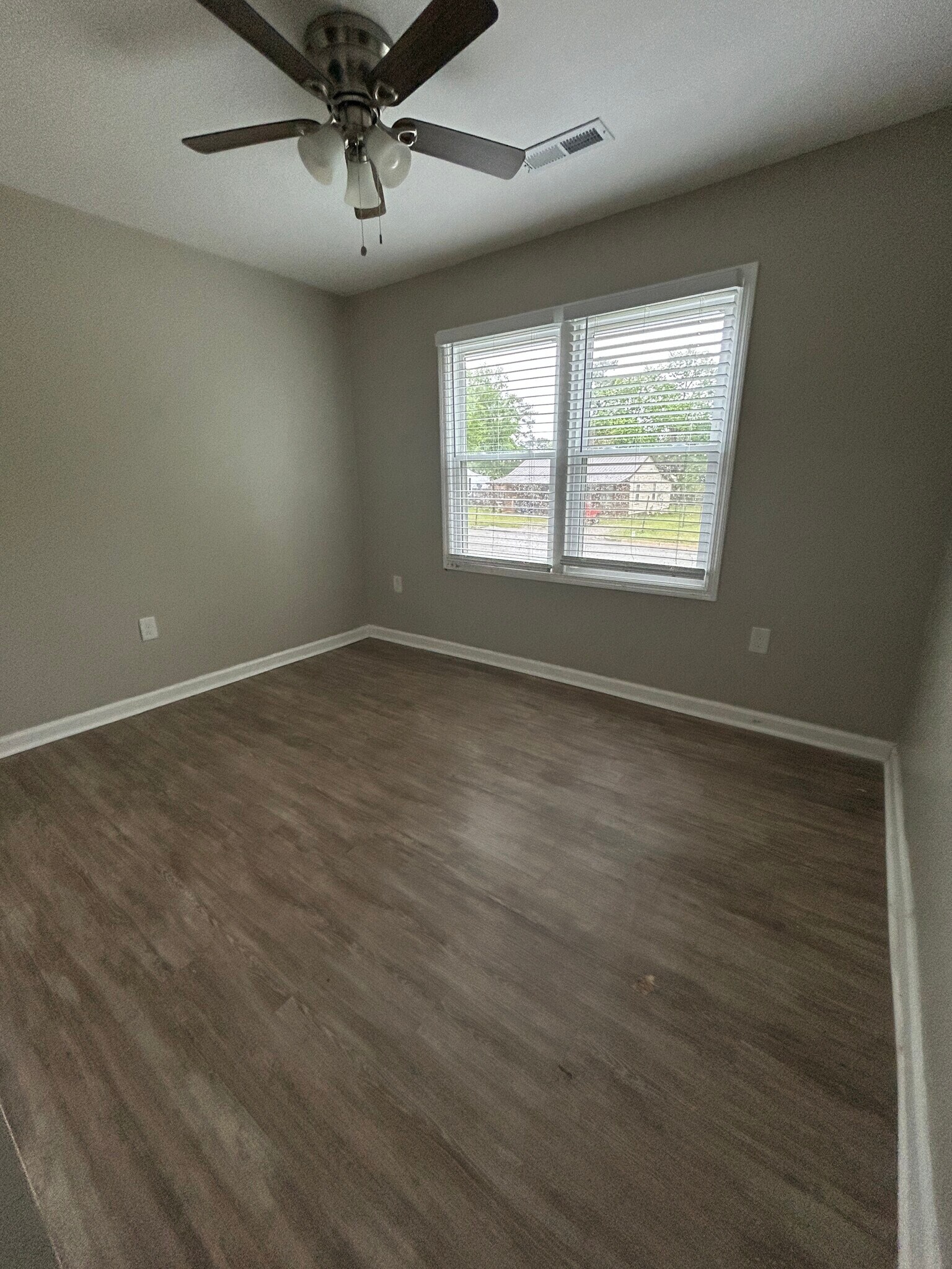 Building Photo - 907 Fairway Dr NW