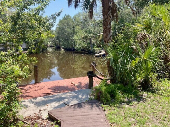Building Photo - Captains' Lodge Old Homosassa