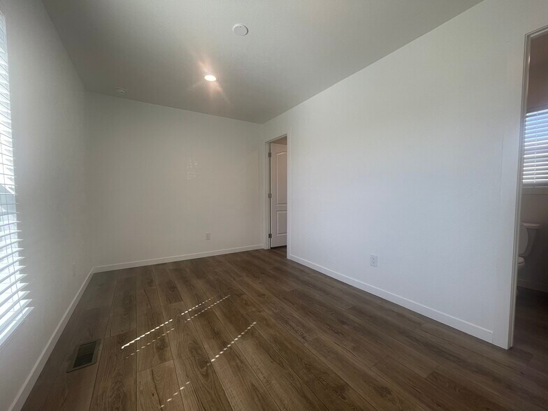 Building Photo - 2627 S Lamb Blvd