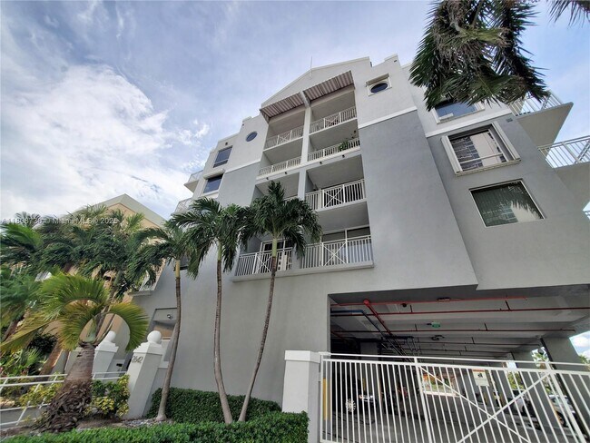 Building Photo - 2642 Collins Ave