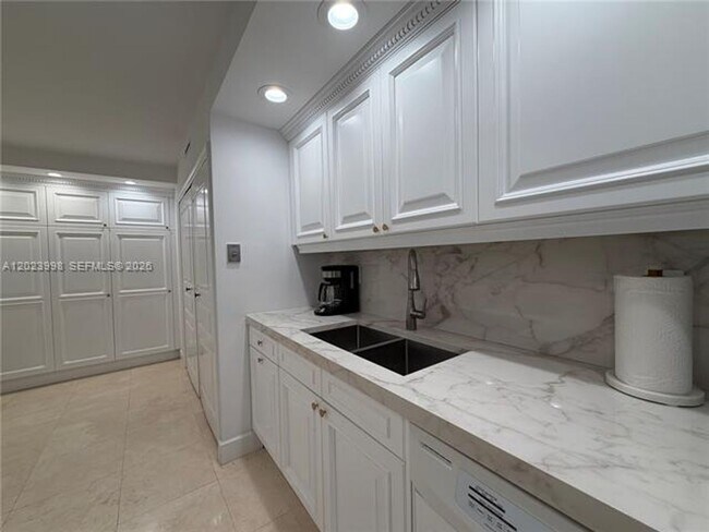 Building Photo - 1111 Crandon Blvd