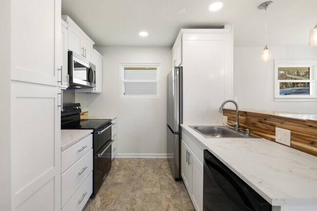 Building Photo - 389 Thompson St