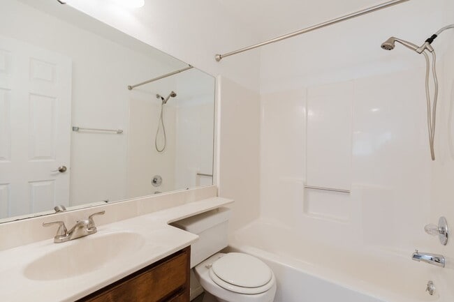 Building Photo - Newly Updated Two Bedroom Two Bath Townhouse