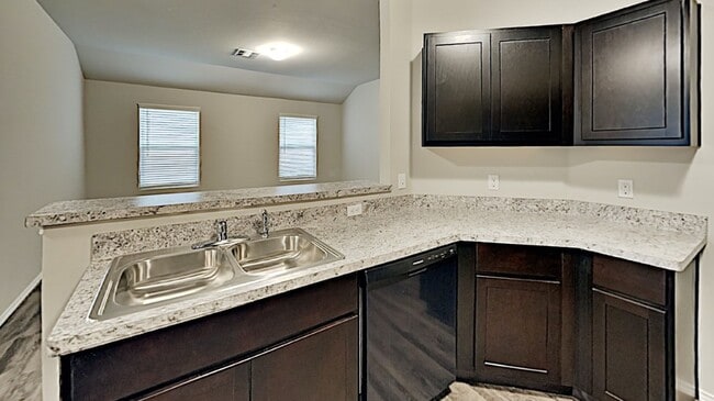 Building Photo - Very Nice 3 Bedroom 2 Bath Home in Yukon S...