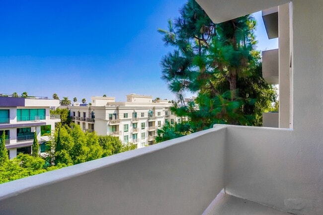 Building Photo - 435 N Oakhurst Dr