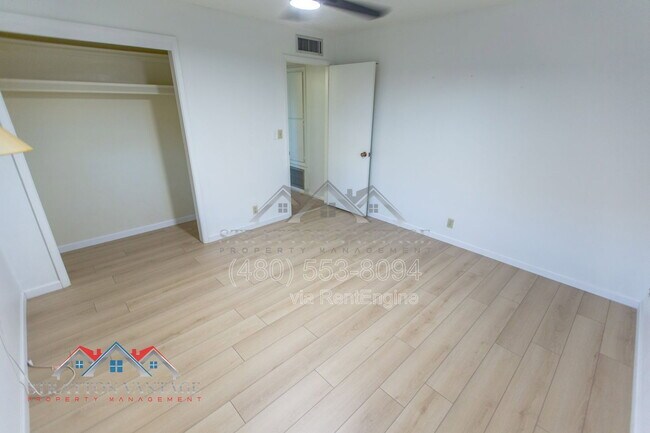 Building Photo - 5706 E Des Moines St